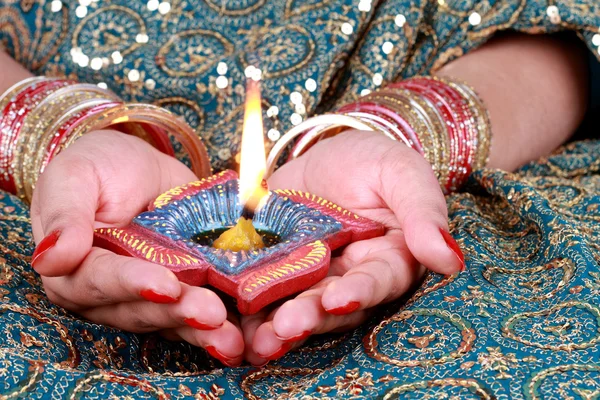 Diwali viering Diya op een vrouwelijke Hand — Stockfoto