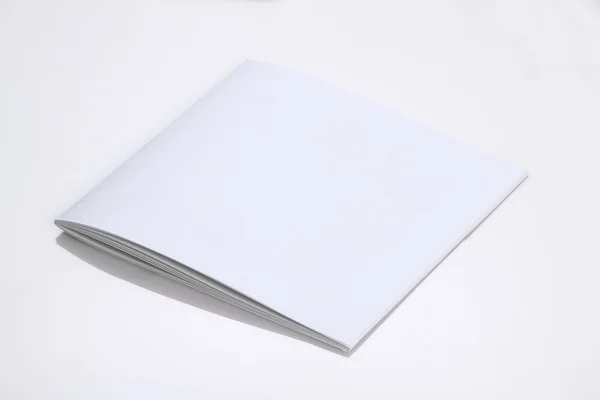 Skládané bílé prázdné publikace časopisu kryt pro maket — Stock fotografie