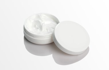 Boş kozmetik krem paketi Mockup beyaz yansıtıcı arka planda