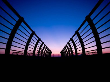 Napoli Körfezi 'nde gün batımında, denizin üzerinde yürümek.. 