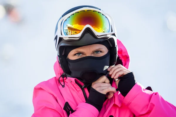 Snowboarder ragazza in rosa nelle Alpi — Foto Stock