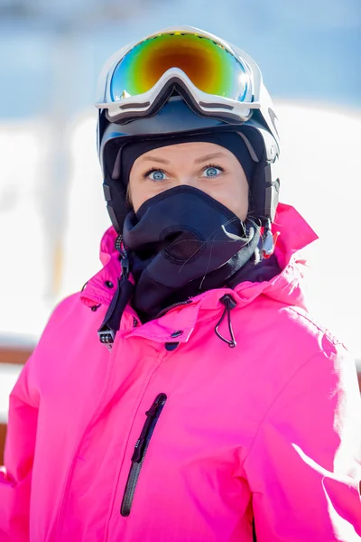 穿粉色衣服在阿尔卑斯山滑雪女孩 — 图库照片