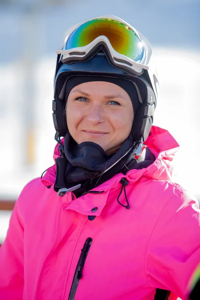 Snowboarder ragazza in rosa nelle Alpi — Foto Stock