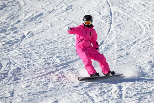 Menina snowboarder em rosa nos Alpes — Fotografia de Stock