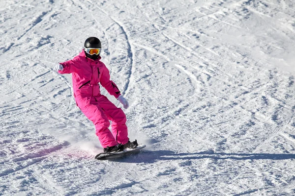 Pembe Alplerde snowboard kız — Stok fotoğraf