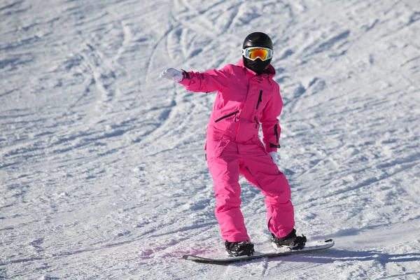 Сноубордистка в розовом в Альпах — стоковое фото