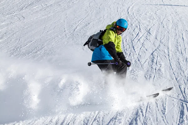 Sciatore in montagna, pista preparata e giornata di sole — Foto Stock