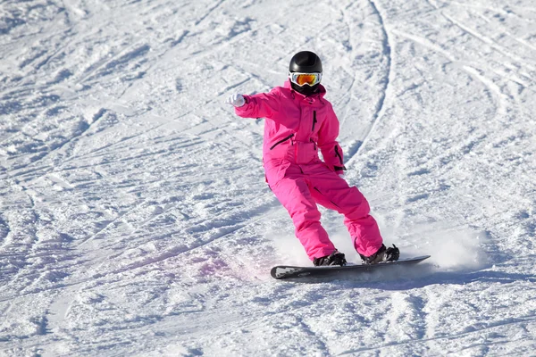 Snowboardermädchen in pink in den Alpen lizenzfreie Stockbilder