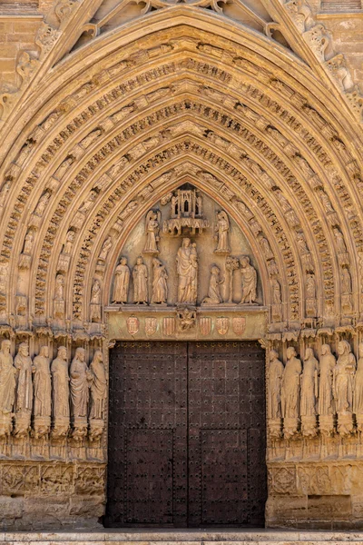 Pohled na vstup teruel katedrály — Stock fotografie