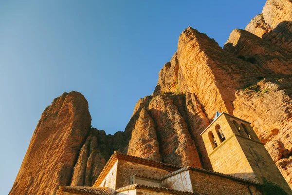 Iglesia de Mallos de Riglos en Huesca, Aragón, España — Foto de Stock