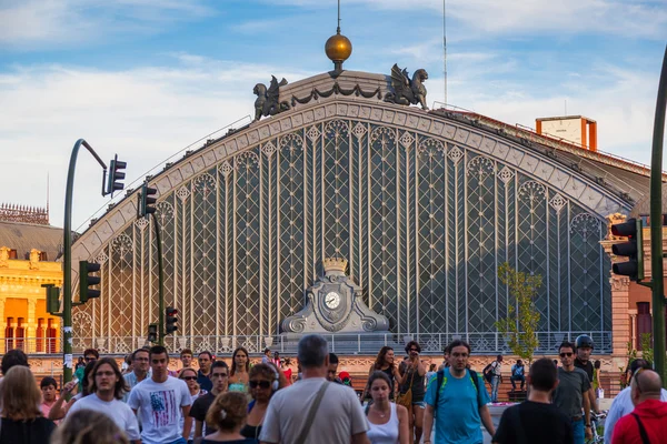 Gente caminando además de la estación de tren de Atocha en Madrid —  Fotos de Stock