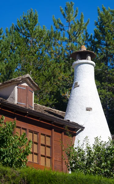 Detail eines weißen Kamins einer traditionellen Hütte im Pyrenäen — Stockfoto