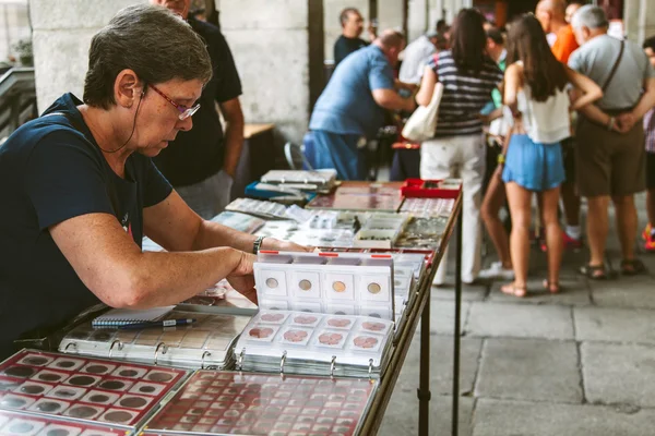 People at the Collectible Market of Stamps and Coins in Plaza Ma — Stock Photo, Image