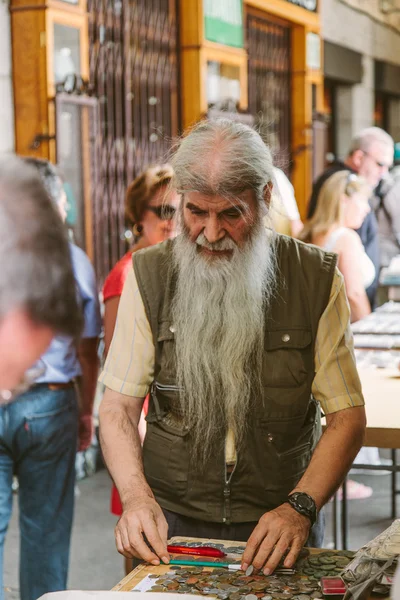 Mensen op de collectible markt van zegels en munten in plaza ma — Stockfoto