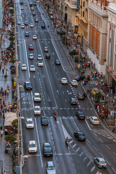 Trafik i gran via street, madrid — Stockfoto