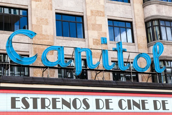 Aydınlık Madrid ünlü capitol sinema iz — Stok fotoğraf