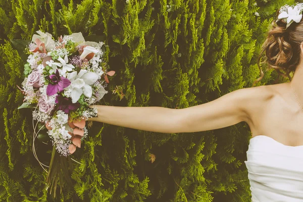 Bruid met een mooi boeket van bloemen — Stockfoto