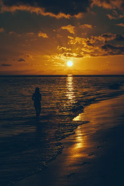 Mulher na praia — Fotografia de Stock