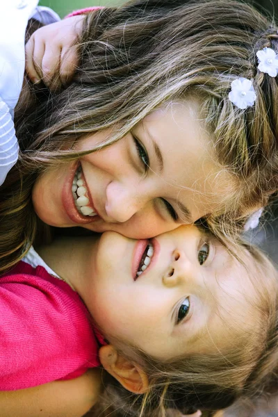 Malá holčička se svou mladší sestrou — Stock fotografie