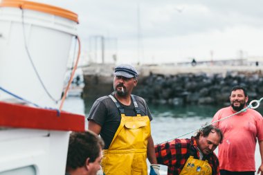 Balıkçılar boşaltma limanında yakalamak