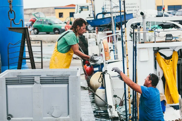 Pescadores descargando capturas en el puerto — Foto de Stock