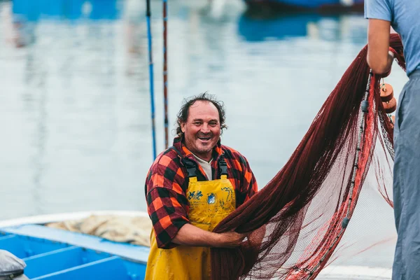ポートでアンロード漁師をキャッチします。 — ストック写真