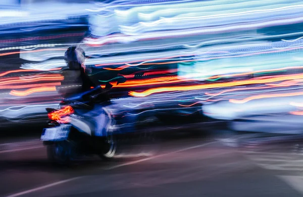 Scooter en una ciudad borrosa — Foto de Stock