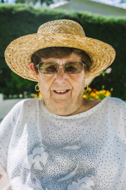 Hasır Şapkalı mutlu büyükanne