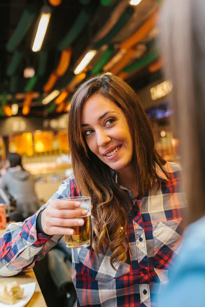 İspanyol kadın içki içiyorum — Stok fotoğraf