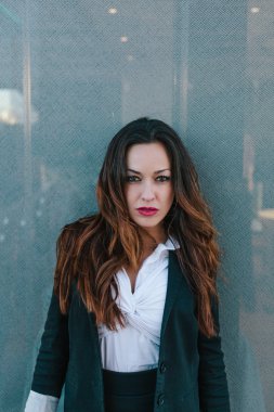 Kendine güvenen genç iş kadını