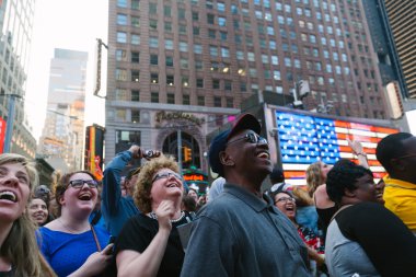 New york city - 11 Haziran: insanlar having oyunculuk ile ekran gösterir