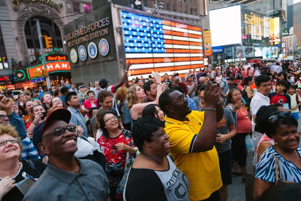 НЬЮ-ЙОРК - 11 июня: Люди развлекаются на экранах — стоковое фото