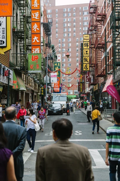 NEW YORK CITY - JUNE 16: Chinatown with an estimated population — Stock Photo, Image