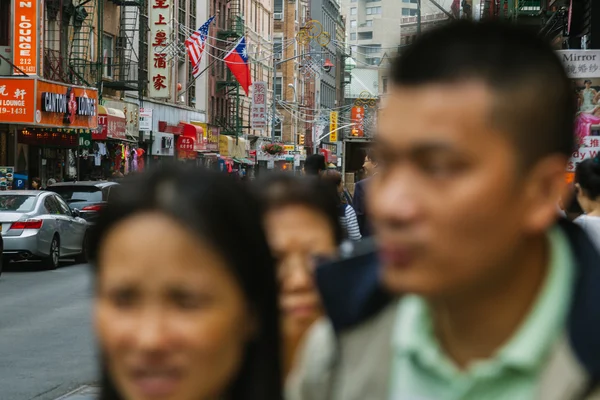 NEW YORK CITY - JUNE 16: Chinatown with an estimated population — Stock Photo, Image