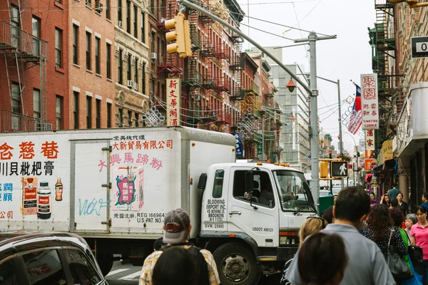 NEW YORK CITY - 16 JUIN : Chinatown avec une population estimée — Photo