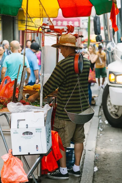 New york city - 16. juni: chinatown mit einer geschätzten bevölkerung — Stockfoto