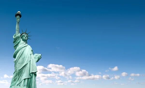 La Statua della Libertà con cielo blu — Foto Stock