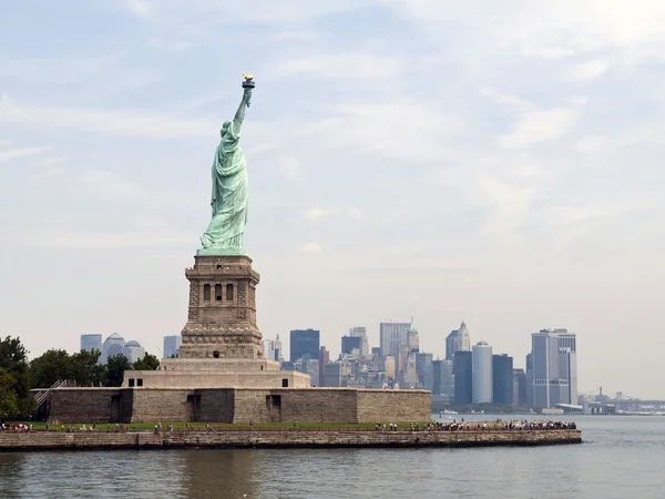 A Estátua da Liberdade com Nova York — Fotografia de Stock