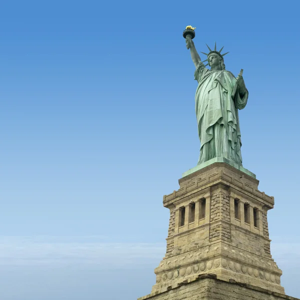A Estátua da Liberdade com céu azul — Fotografia de Stock