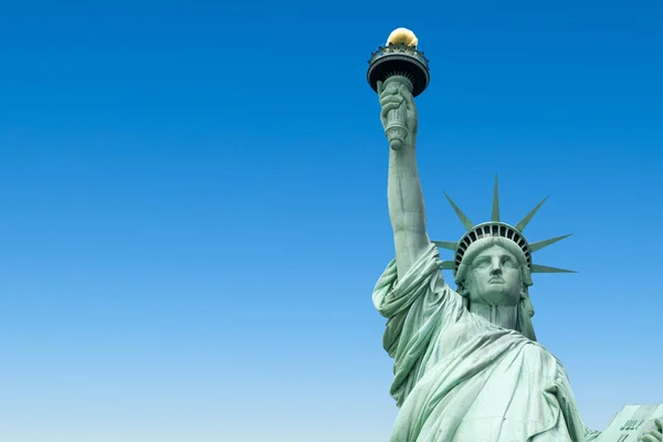 La Statua della Libertà con cielo blu — Foto Stock