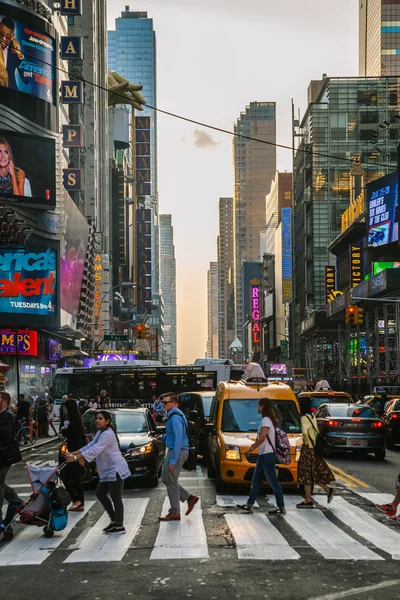 New York City - 11 juni: Toeristen in Times Square, een van de mo — Stockfoto