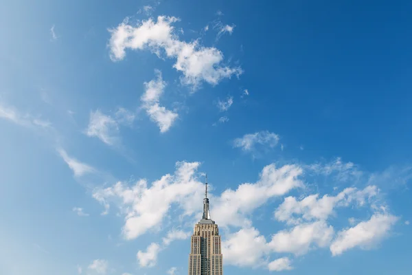 뉴욕-6 월 11 일: N에서 여름 날에는 엠파이어 스테이트 빌딩 — 스톡 사진