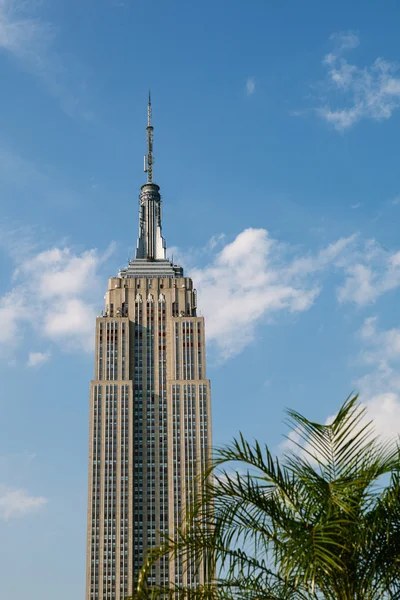 NEW YORK - 11 GIUGNO: L'Empire State Building nella giornata estiva al N Foto Stock