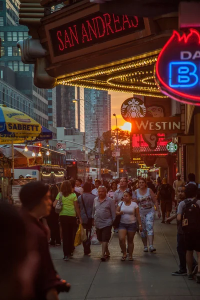 NOVA CIDADE DA IORQUE - JUNHO 11: Turistas nas ruas de Manhattan, um dos Fotos De Bancos De Imagens