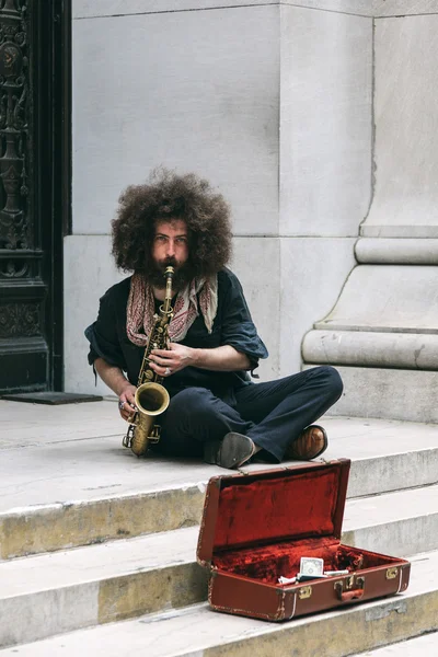 NEW YORK, USA - JUNE 11, 2015: Performer plays sax at Wall Stree — Stock Photo, Image