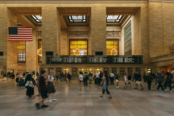 New York-i, június 12-én: Az emberek a Grand Central Terminal, a legnagyobb — Stock Fotó