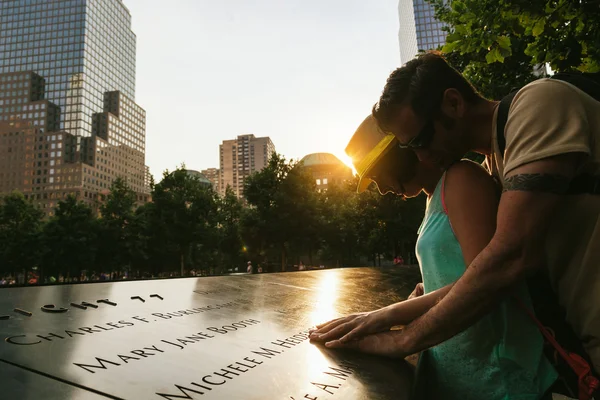 NEW YORK - JUNE 12: Couple Showing Respect to the Victims in the — Stock Photo, Image