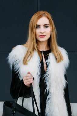 Şehirde çekici Kızıl saçlı kadın