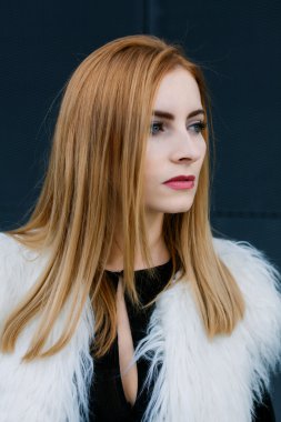 Şehirde çekici Kızıl saçlı kadın