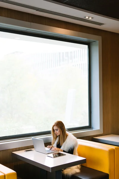 Belle femme d'affaires travaillant dans un café avec un ordinateur portable — Photo